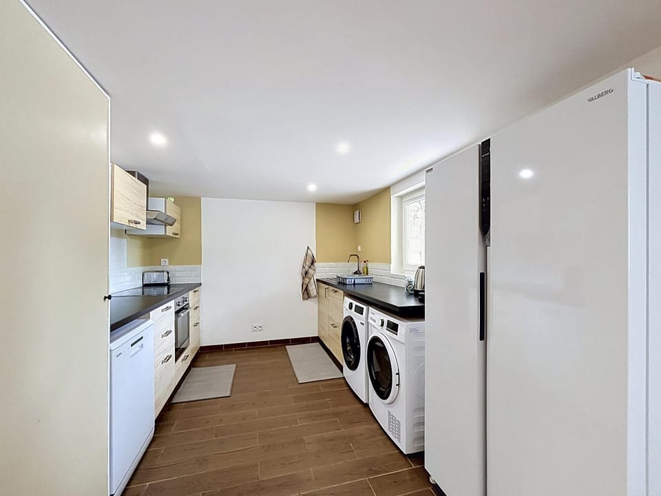 Coffee/tea facilities, dishwasher, stove, washing machine, dryer, kitchen