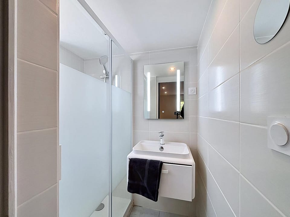 Shower, Bathroom, towels