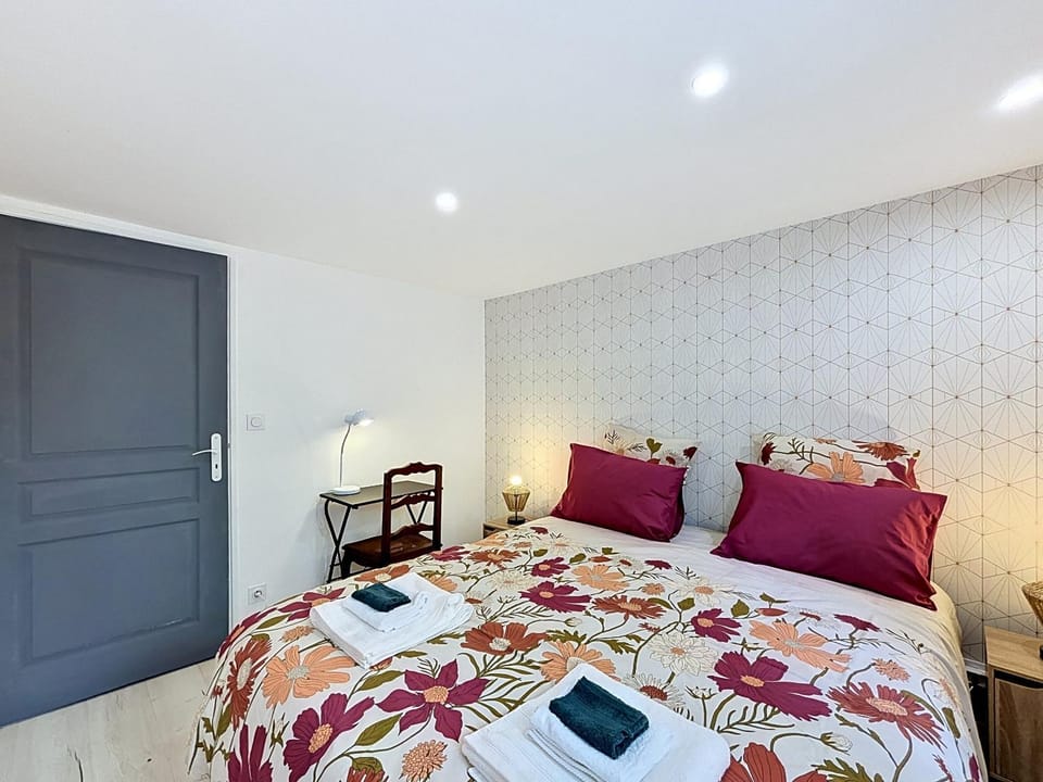 Photo of the whole room, Bedroom