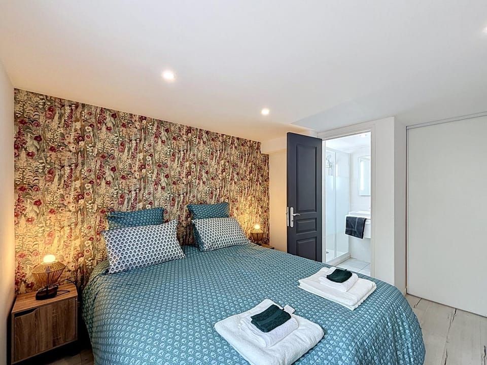 Photo of the whole room, Bedroom