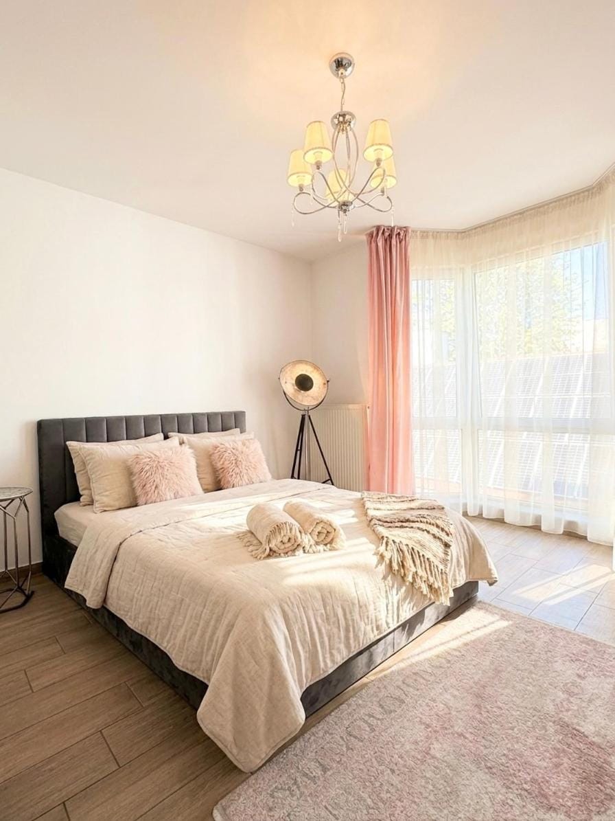 Rose Sky Downtown - 3Bedroom, Garage, French Balcony, AC Apartment in Budapest