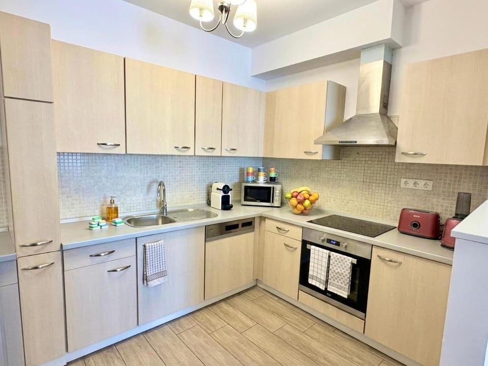 Rose Sky Downtown - 3Bedroom, Garage, French Balcony, AC Apartment in Budapest