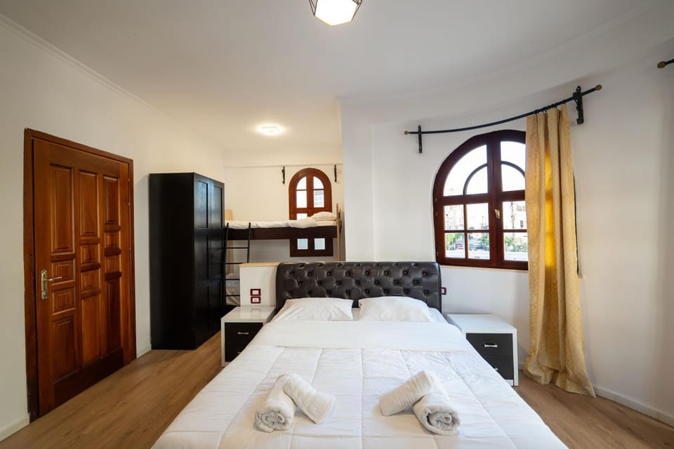 Bed, Photo of the whole room, towels