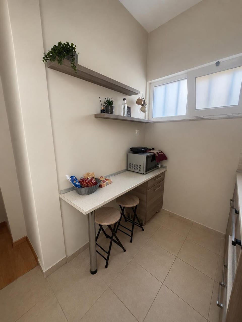 Kitchen or kitchenette, oven