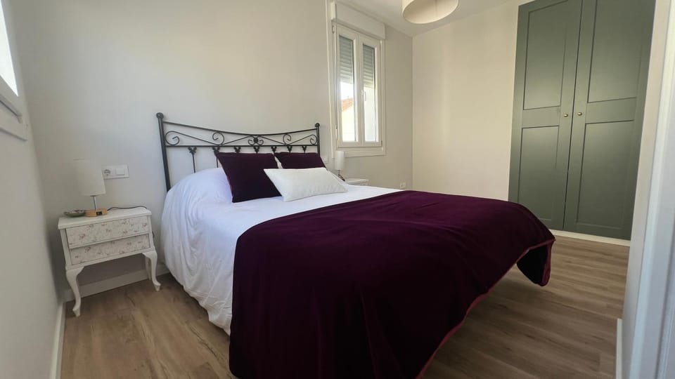 Photo of the whole room, Bedroom