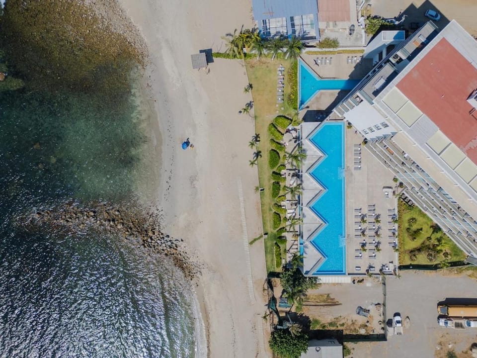 Property building, Day, Natural landscape, Bird's eye view, Beach, Swimming pool, Location