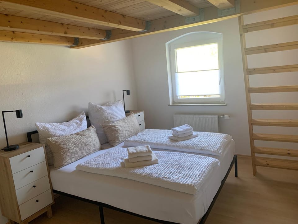 Bedroom, towels