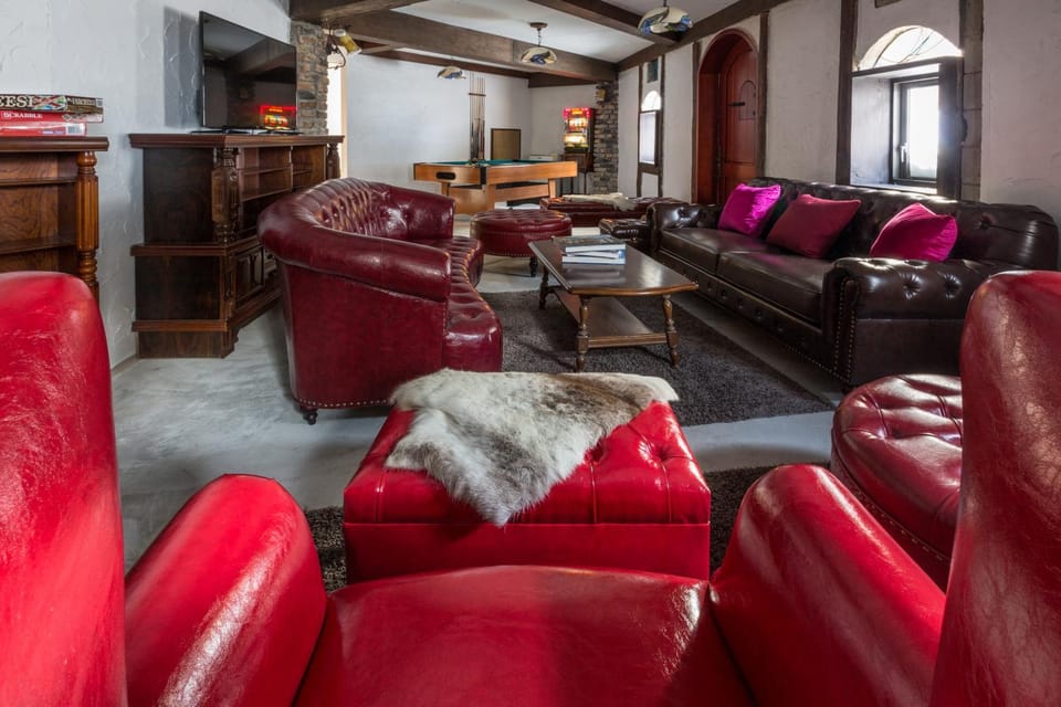 Communal lounge/ TV room, TV and multimedia, Living room, Seating area, Evening entertainment