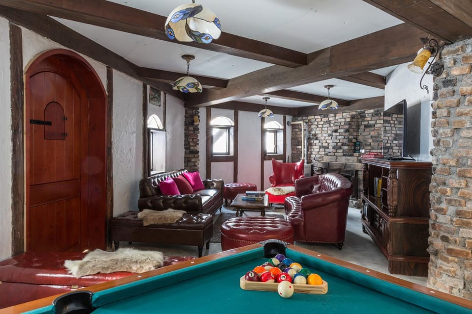 Billiard, Living room, Seating area
