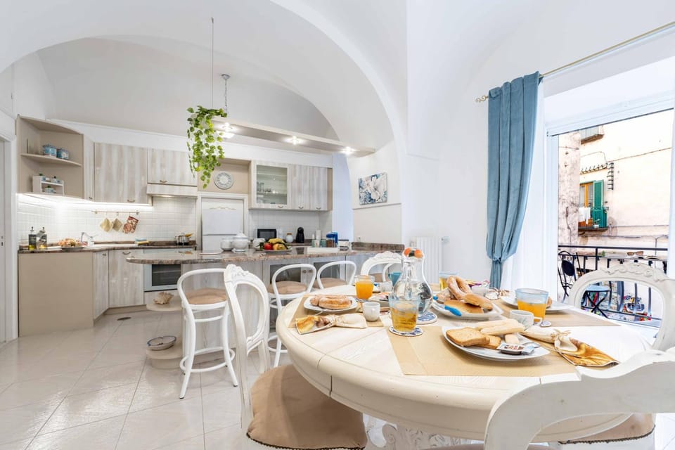 Coffee/tea facilities, Kitchen or kitchenette, Dining area, minibar, stove, toaster