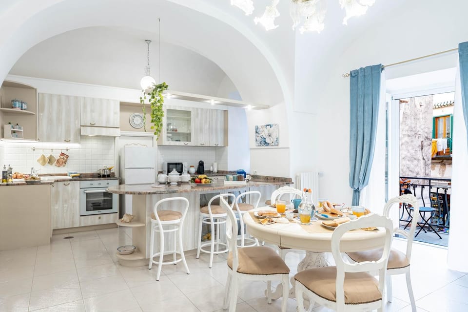 Coffee/tea facilities, Kitchen or kitchenette, Living room, Seating area, Dining area, dishwasher, minibar, oven, stove, toaster