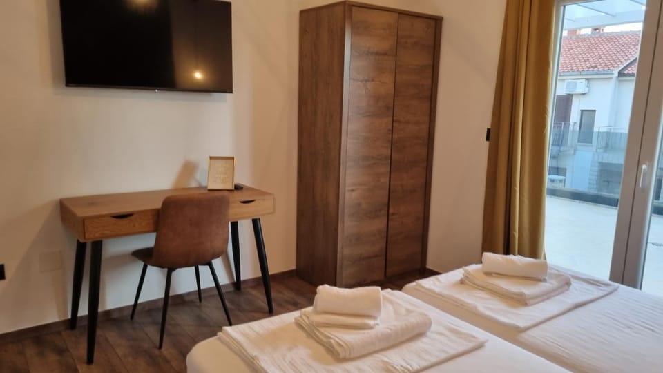 Bed, TV and multimedia, Photo of the whole room, Bedroom, towels