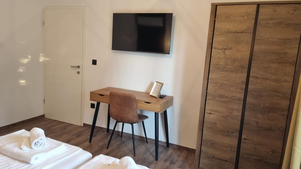 Bed, TV and multimedia, Bedroom, towels
