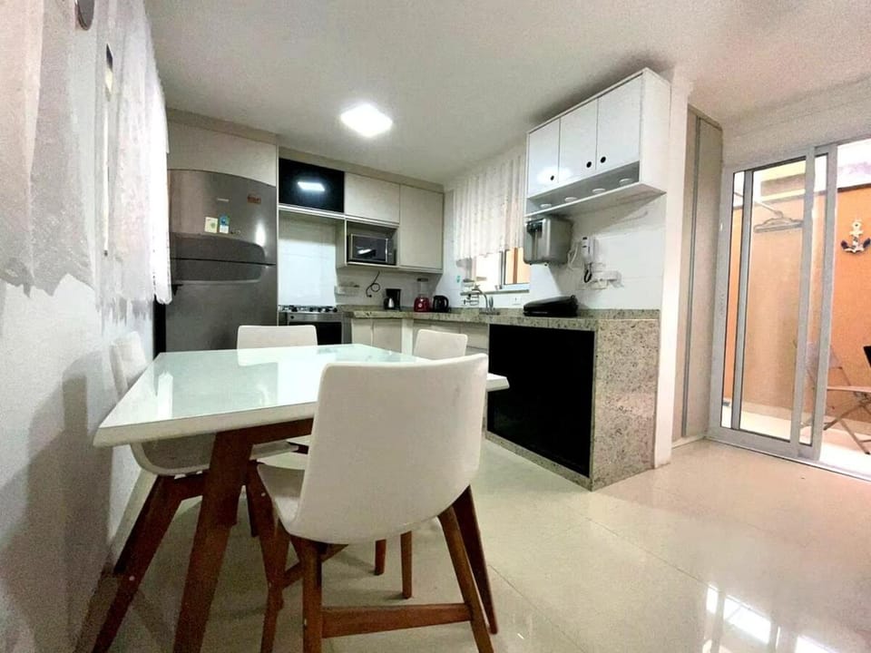Dining area, pet friendly, stove, kitchen