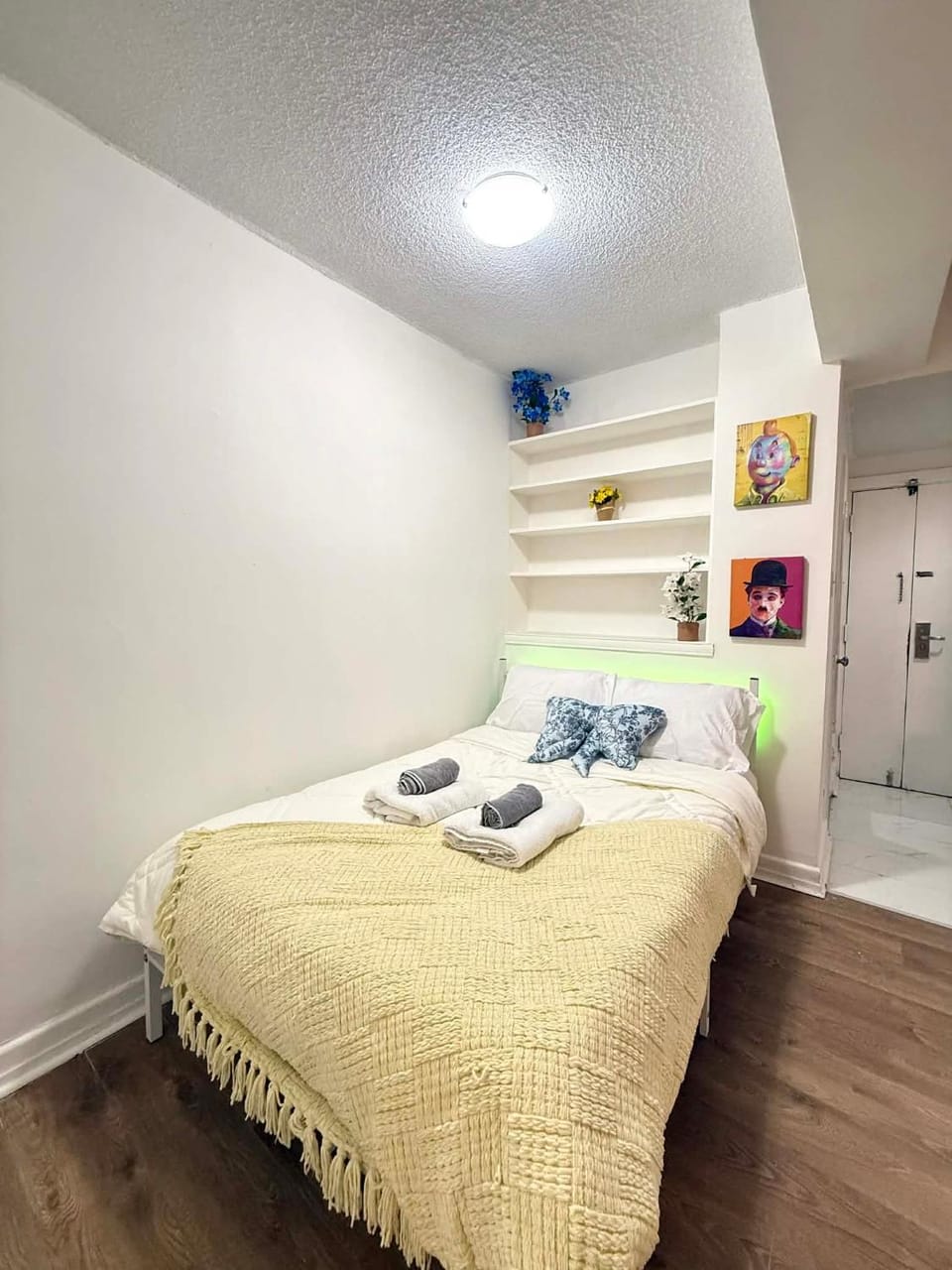 The Marlyn Monroe up to 4 persons studio in heart of downtown Montreal near subway Apartment in Montreal