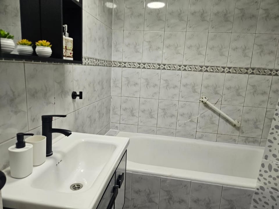 Spacious 2D near Costanera & Metro Los Leones Apartment in Providencia