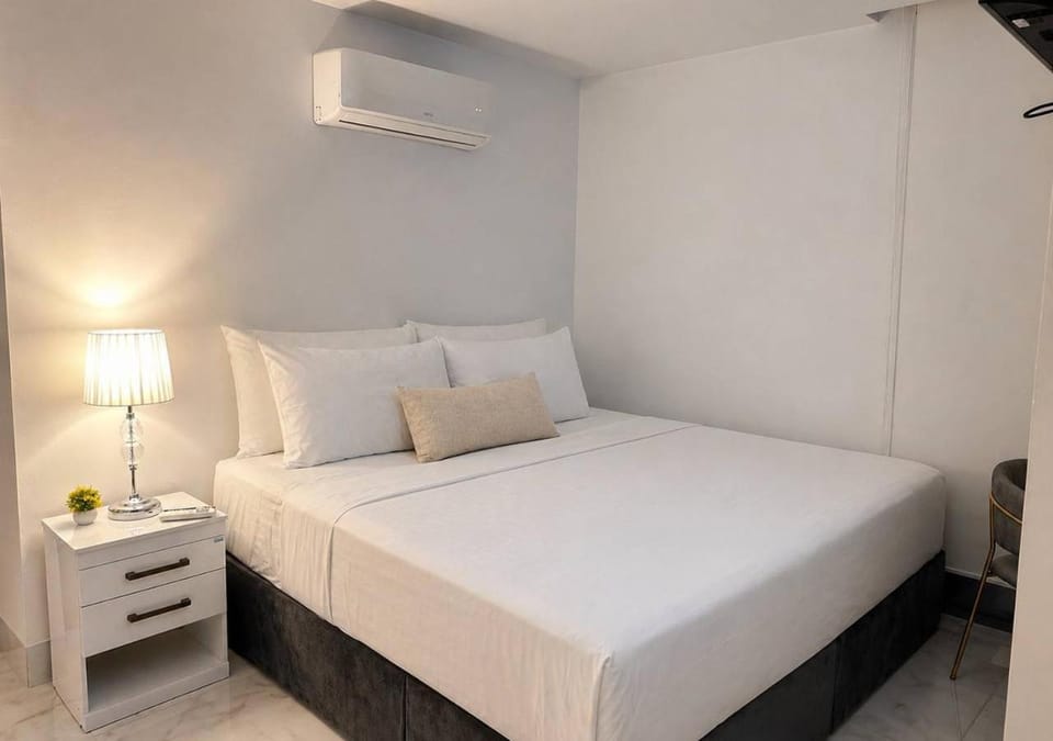 Bed, Photo of the whole room, Bedroom, air conditioner