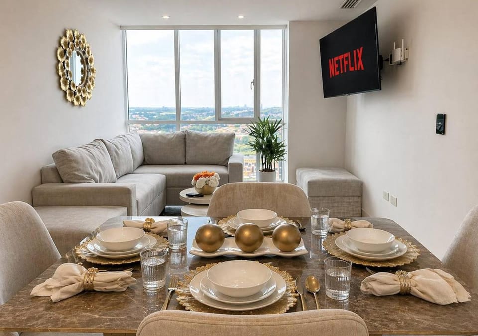 TV and multimedia, Living room, Seating area, Dining area