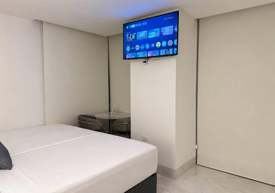 Bed, TV and multimedia, Photo of the whole room, Bedroom