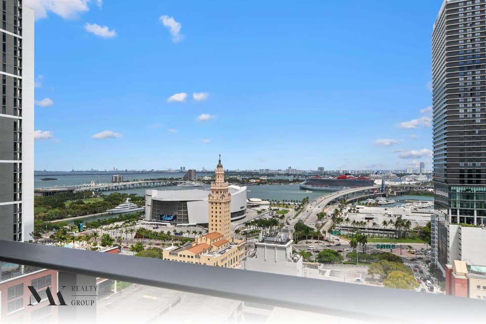 Walking Distance from Bayside Market Place - 501 First Residences Junior Studio Rooftop Pool House in Miami