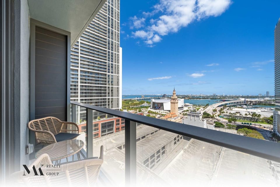 Walking Distance from Bayside Market Place - 501 First Residences Junior Studio Rooftop Pool House in Miami