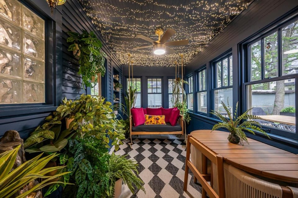 Storybook Escape - Hidden Speakeasy, Hot Tub, Sauna House in Lees Summit