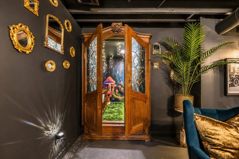 Storybook Escape - Hidden Speakeasy, Hot Tub, Sauna House in Lees Summit