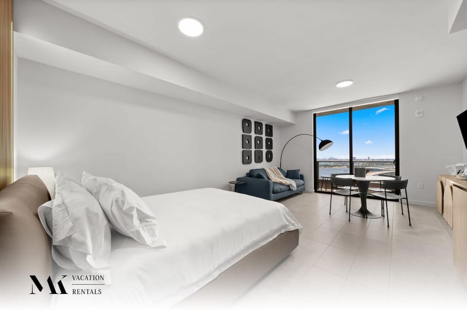501 First Residences Studio mins from Cruises with Beach Access House in Miami