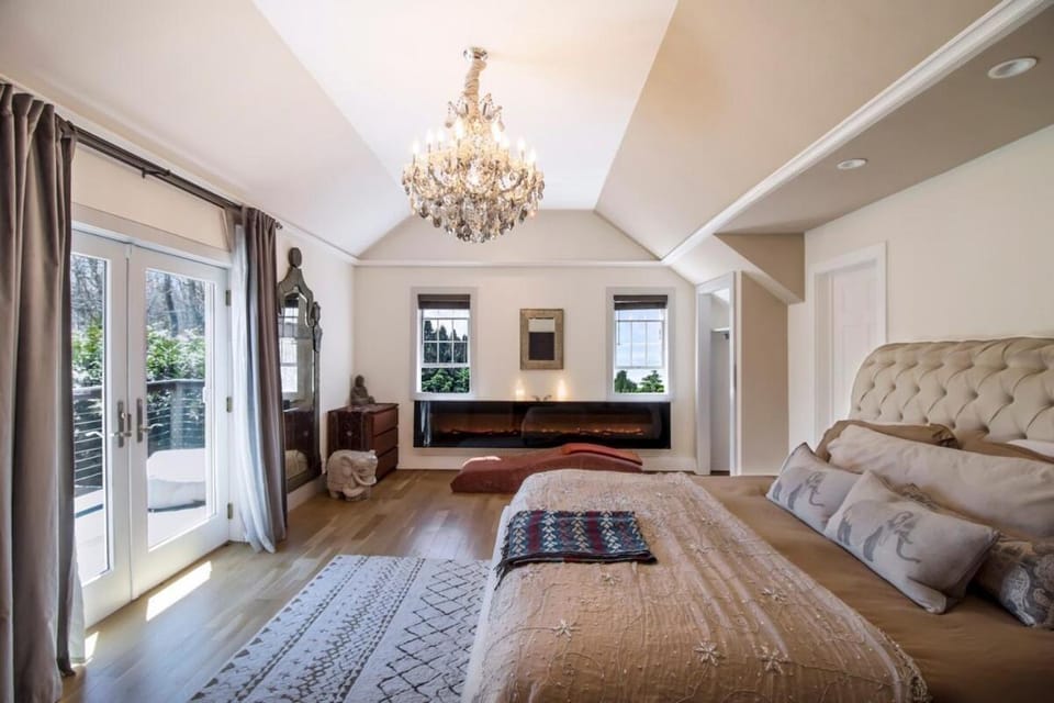 Hamptons 9BD MEGA Compound w POOL TENNIS BBALL NIGHTCLUB Villa in Noyack