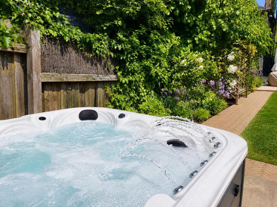 Garden, Hot Tub
