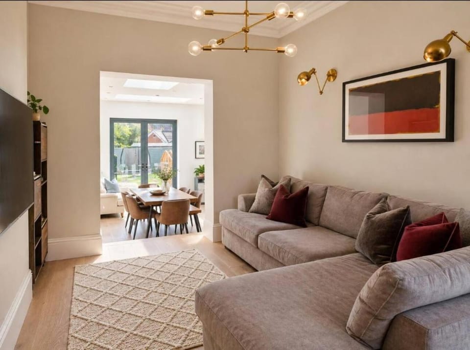Thame Villa - Sleeps 14 - Hot Tub House in Colchester