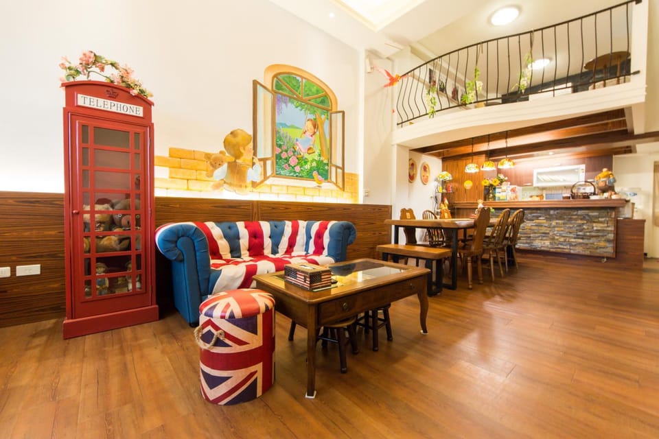 Restaurant/places to eat, Living room, Dining area