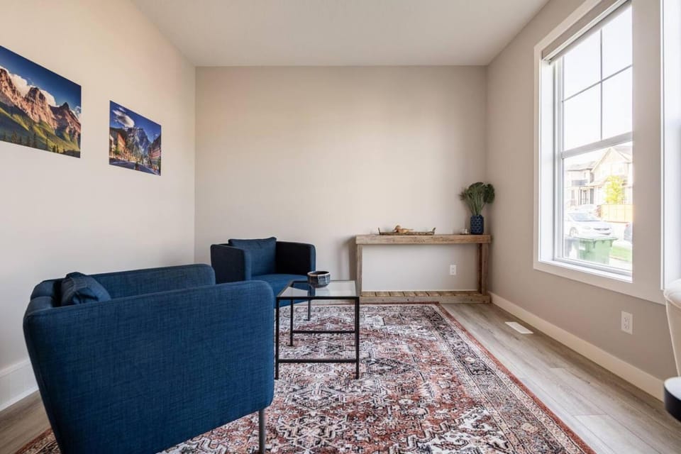 Calgary NW - AC, Garage, Backyard, Self Check-in, Professionally Cleaned House in Calgary