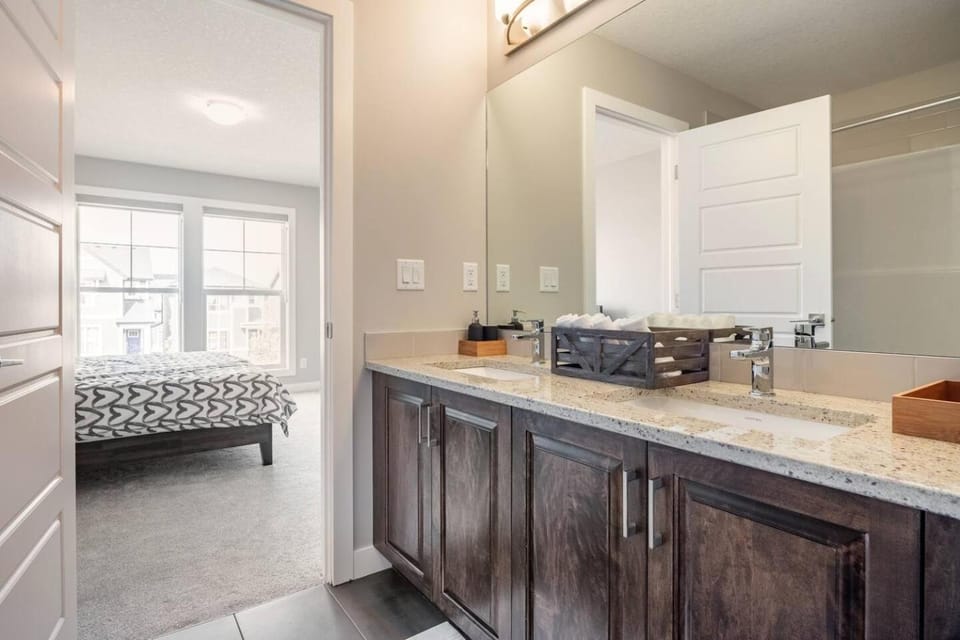 Calgary NW - AC, Garage, Backyard, Self Check-in, Professionally Cleaned House in Calgary