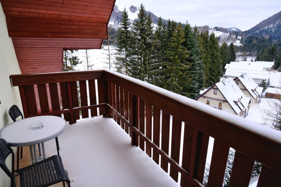 View (from property/room), View (from property/room), Balcony/Terrace, Seating area, Mountain view