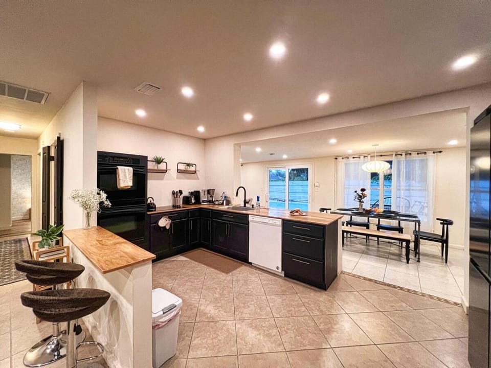 The Oasis - 2 Private Homes, Pool, and BBQ House in New Port Richey