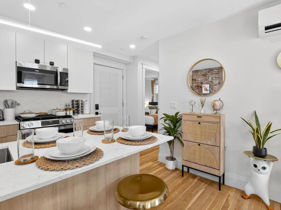 Harvard MIT Cozy retreat with permit Parking close to Subway Apartment in Cambridge