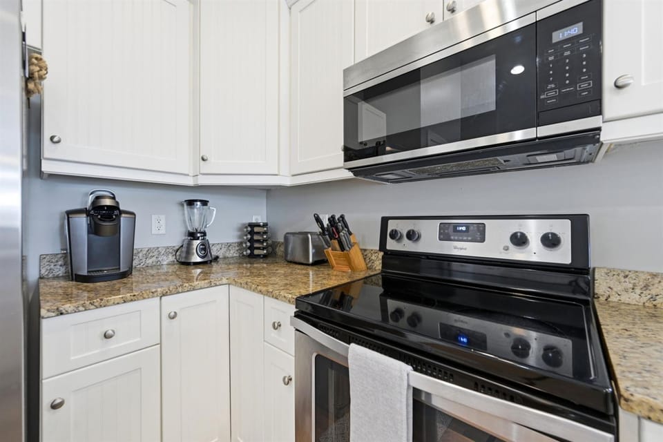 Salt Life Deck Views Steps to Beach, Sleeps 10 Apartment in North Topsail Beach