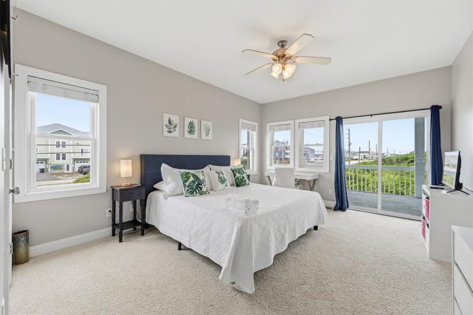 Salt Life Deck Views Steps to Beach, Sleeps 10 Apartment in North Topsail Beach