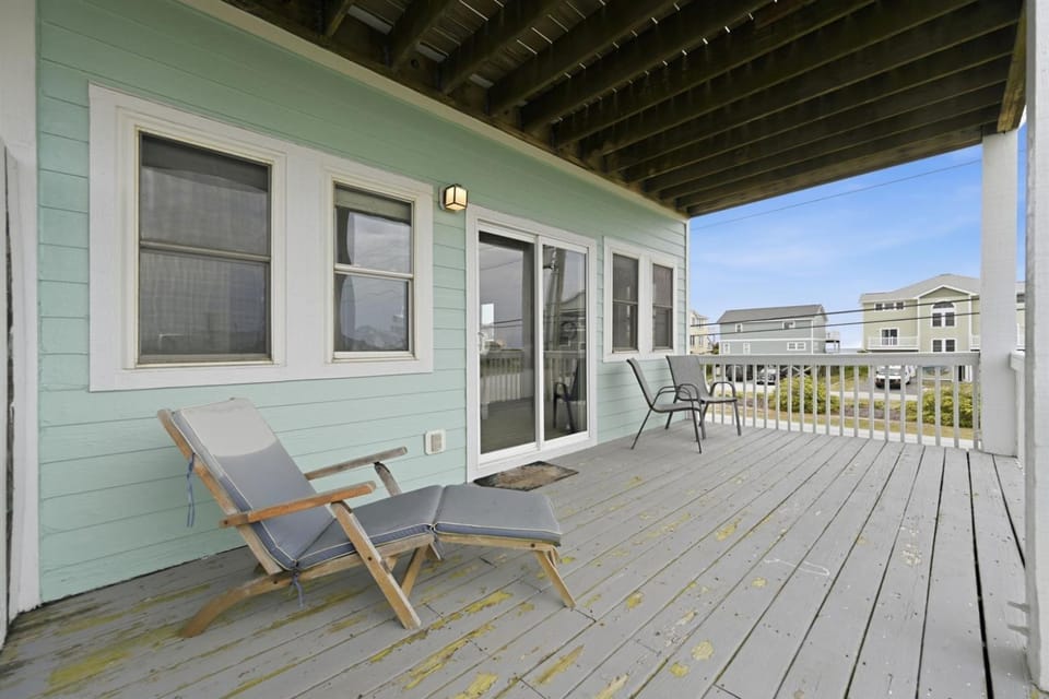 Salt Life Deck Views Steps to Beach, Sleeps 10 Apartment in North Topsail Beach