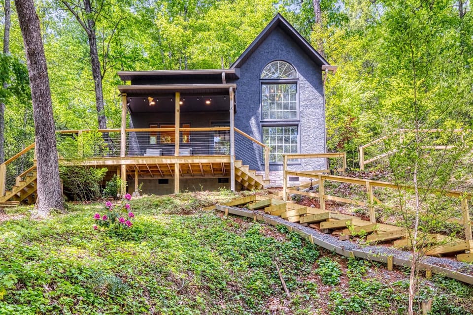 Pine and Peak - Hot Tub Fire Pit & Dog Friendly - Gatlinburg Arts & Crafts Community - Sleeps 6 House in Gatlinburg