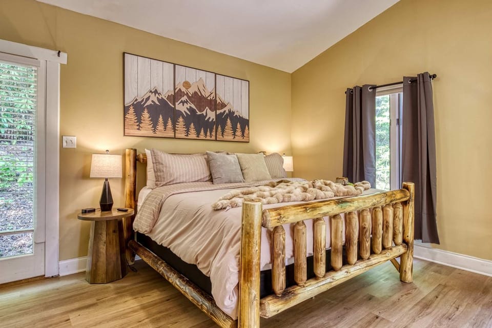 Pine and Peak - Hot Tub Fire Pit & Dog Friendly - Gatlinburg Arts & Crafts Community - Sleeps 6 House in Gatlinburg