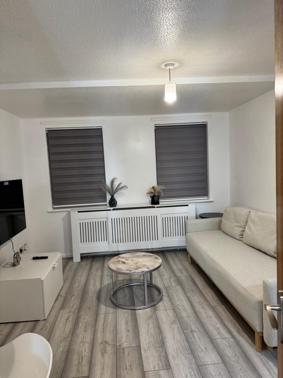 One Bedroom House with Driveway Parking in Canning Town Apartment in London