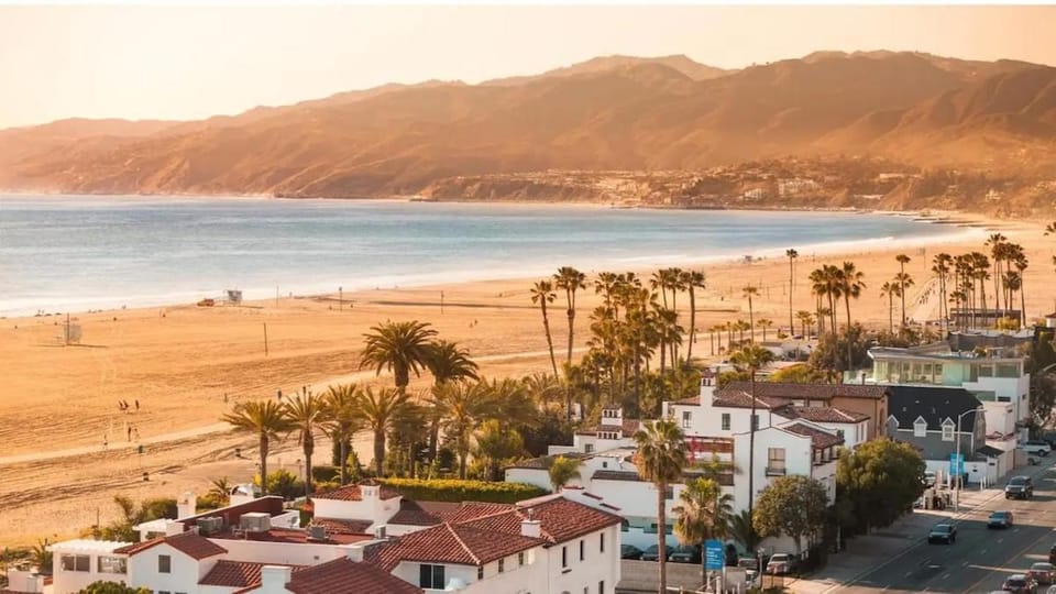Downtown Santa Monica 1BR Free Parking & Pool Apartment in Santa Monica