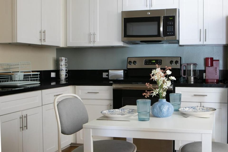 Downtown Santa Monica 1BR Free Parking & Pool Apartment in Santa Monica