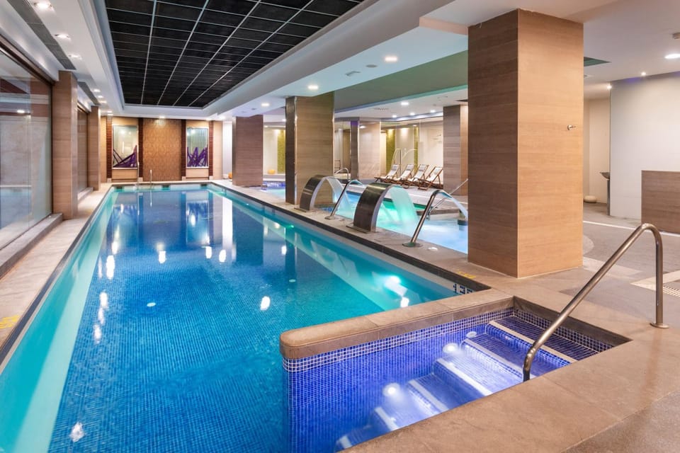 Shower, Hot Tub, Spa and wellness centre/facilities, Swimming pool