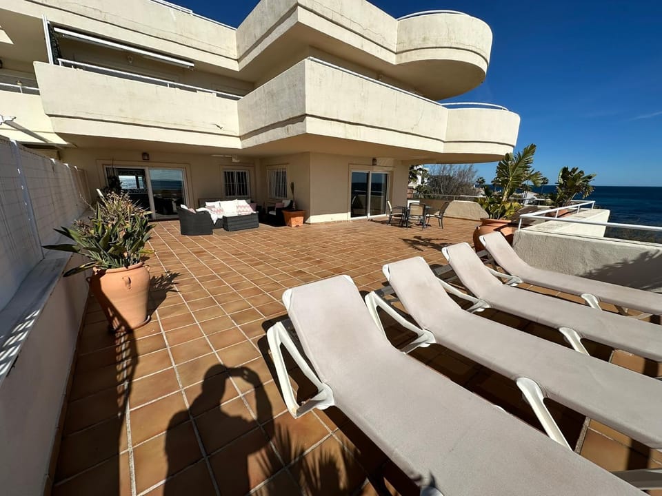 Property building, Balcony/Terrace, Seating area, Dining area, sunbed