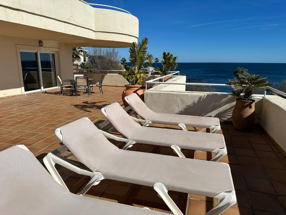 View (from property/room), Balcony/Terrace, Dining area, Sea view, sunbed