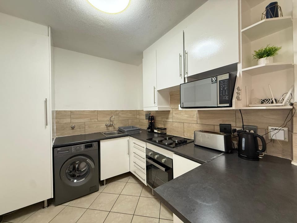 Coffee/tea facilities, oven, stove, toaster, washing machine