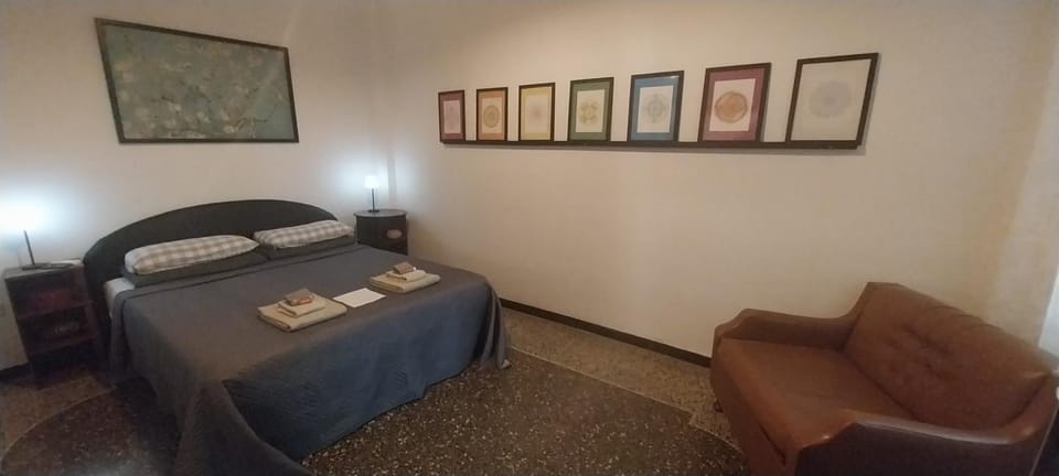 Bed, Photo of the whole room, Seating area, Bedroom